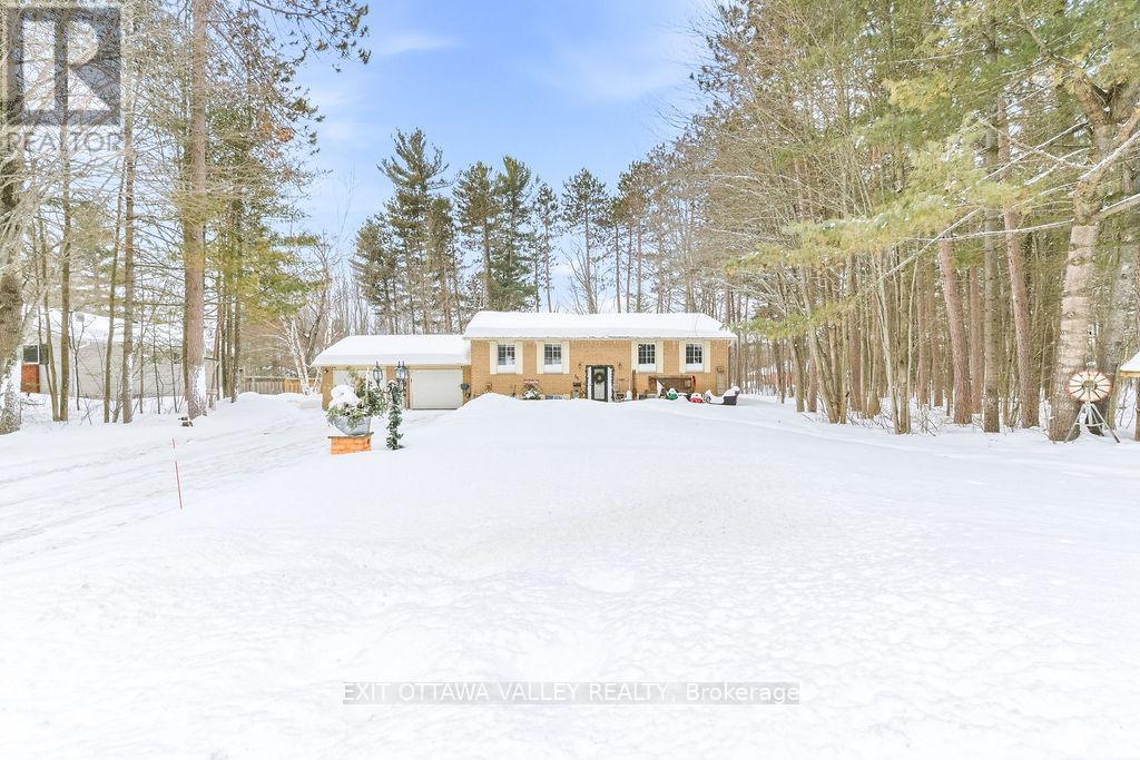 16 HERITAGE DRIVE, Petawawa, Ontario