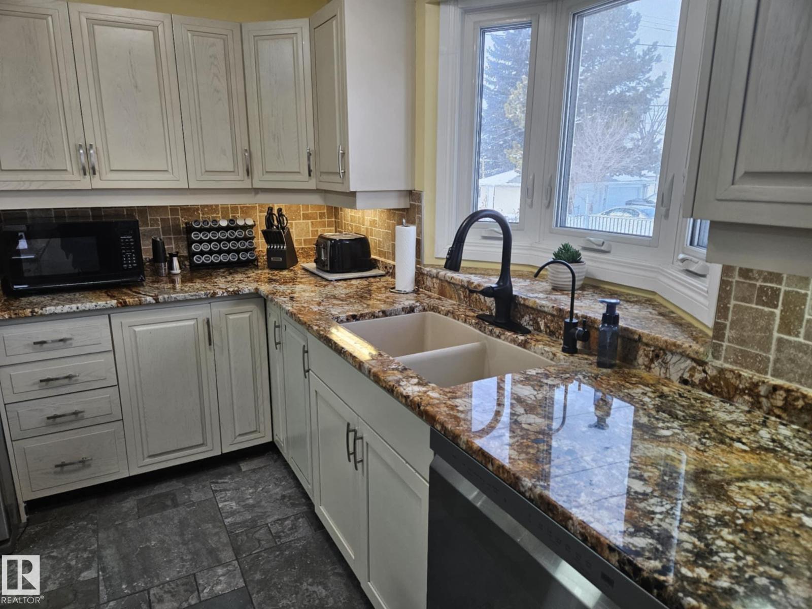 8512 131 AV NW, Edmonton, Alberta