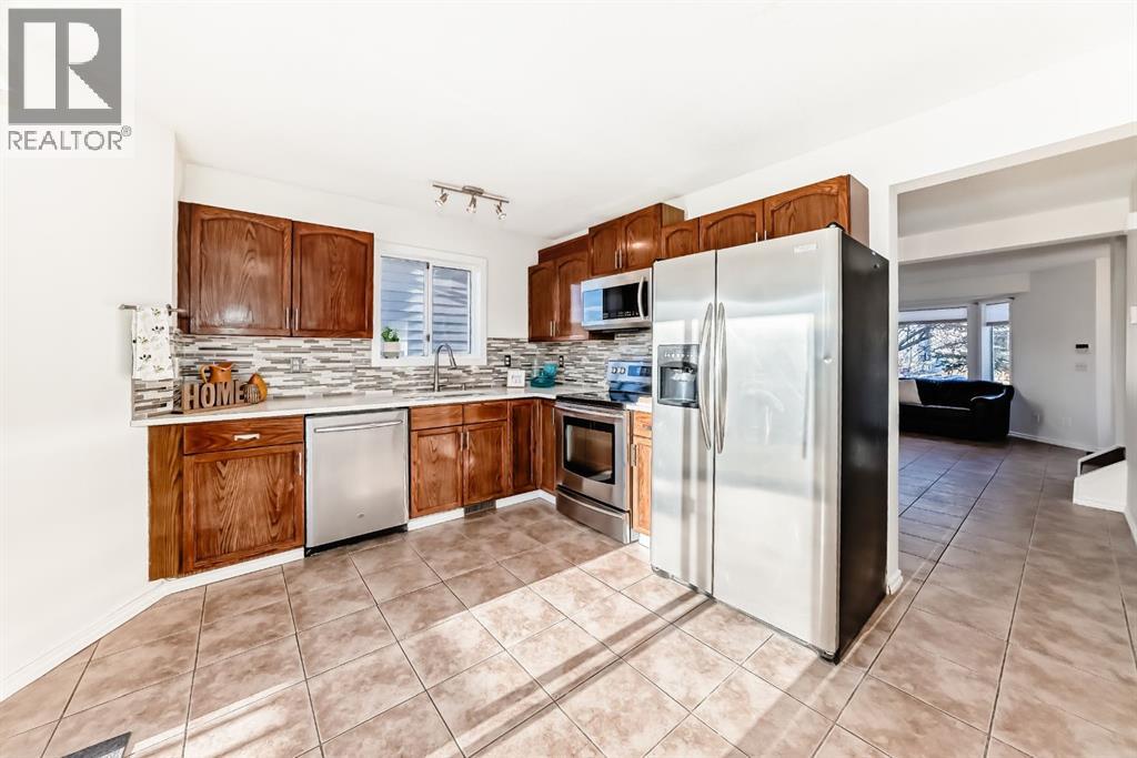 11 Martinridge Place Ne, Calgary, Alberta  T3J 3B8 - Photo 5 - A2286197