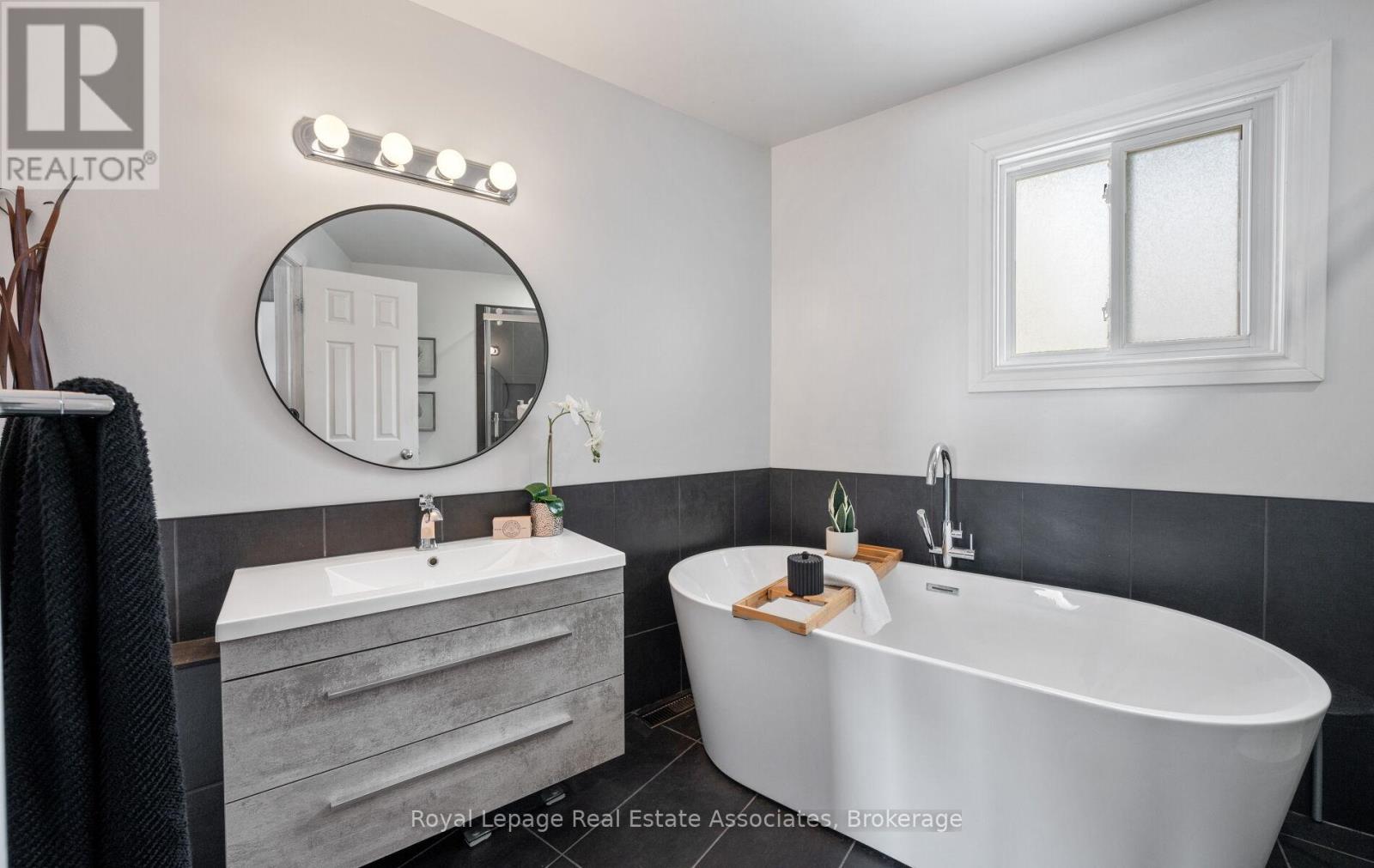 5 Vantage Circle, Mississauga, Ontario  L5M 2L2 - Photo 29 - W12830054