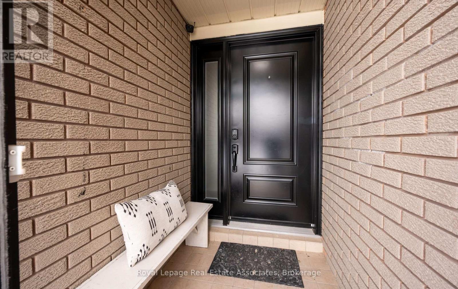 5 Vantage Circle, Mississauga, Ontario  L5M 2L2 - Photo 4 - W12830054