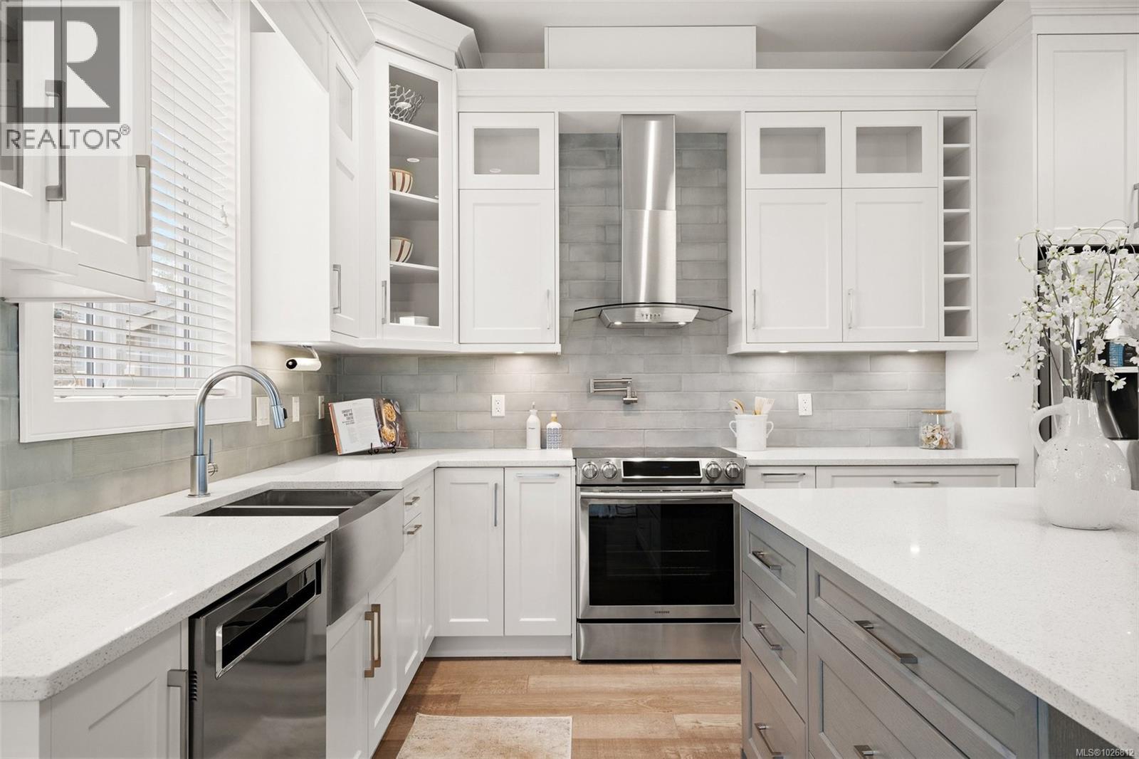 2251 Frost Ave, Sidney, British Columbia  V8L 1P7 - Photo 2 - 1026812