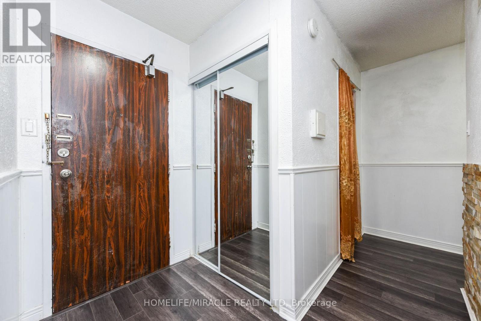 2005 - 18 Knightsbridge Road, Brampton, Ontario  L6T 3X5 - Photo 2 - W12809506