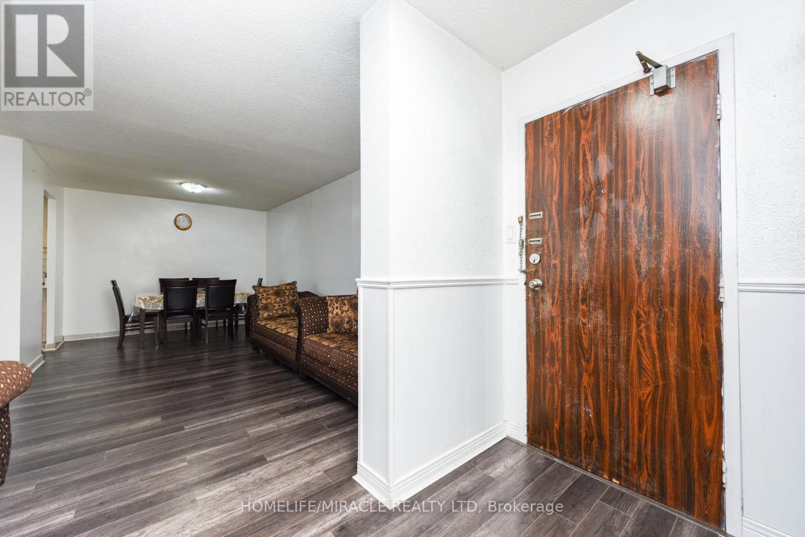 2005 - 18 Knightsbridge Road, Brampton, Ontario  L6T 3X5 - Photo 3 - W12809506