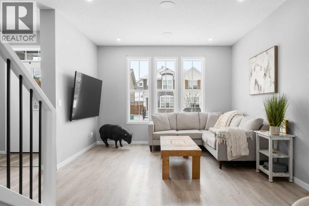 92 Wolf Gate, Okotoks, Alberta  T1S 5T9 - Photo 4 - A2288264