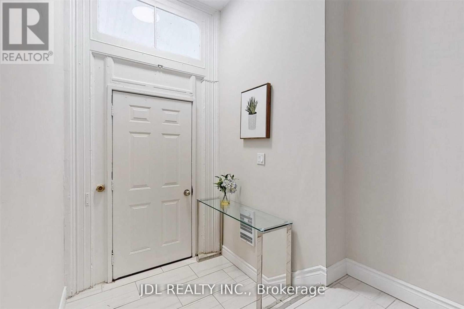 216 Mc Caul Street, Toronto, Ontario  M5T 1W5 - Photo 4 - C12830132