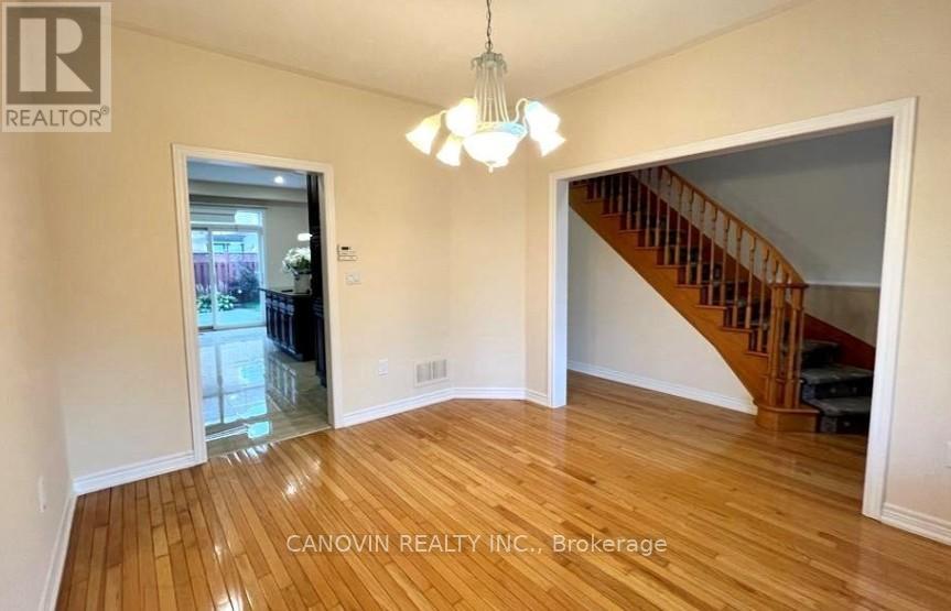 17 Waldron Crescent, Richmond Hill, Ontario  L4E 4A3 - Photo 3 - N12830140