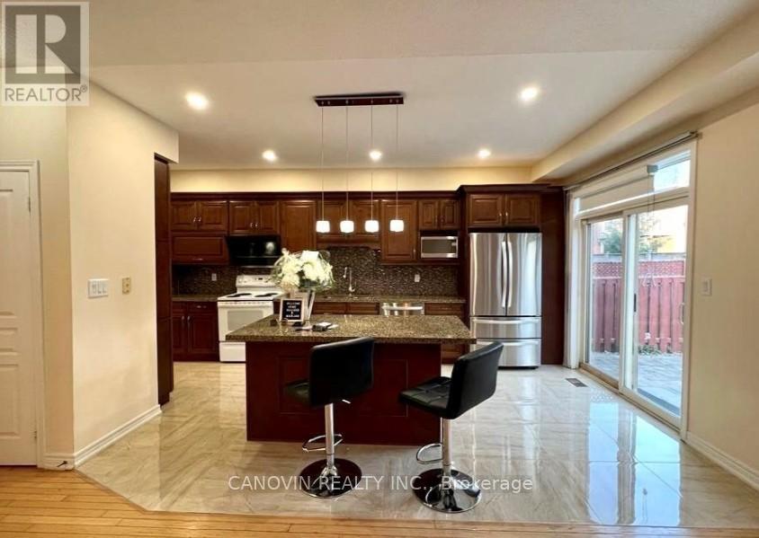 17 Waldron Crescent, Richmond Hill, Ontario  L4E 4A3 - Photo 4 - N12830140