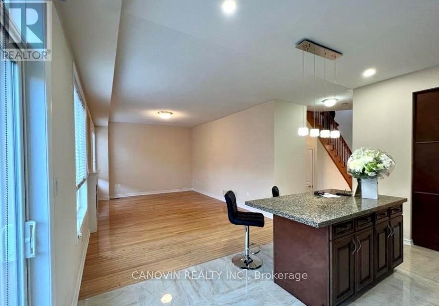 17 Waldron Crescent, Richmond Hill, Ontario  L4E 4A3 - Photo 5 - N12830140