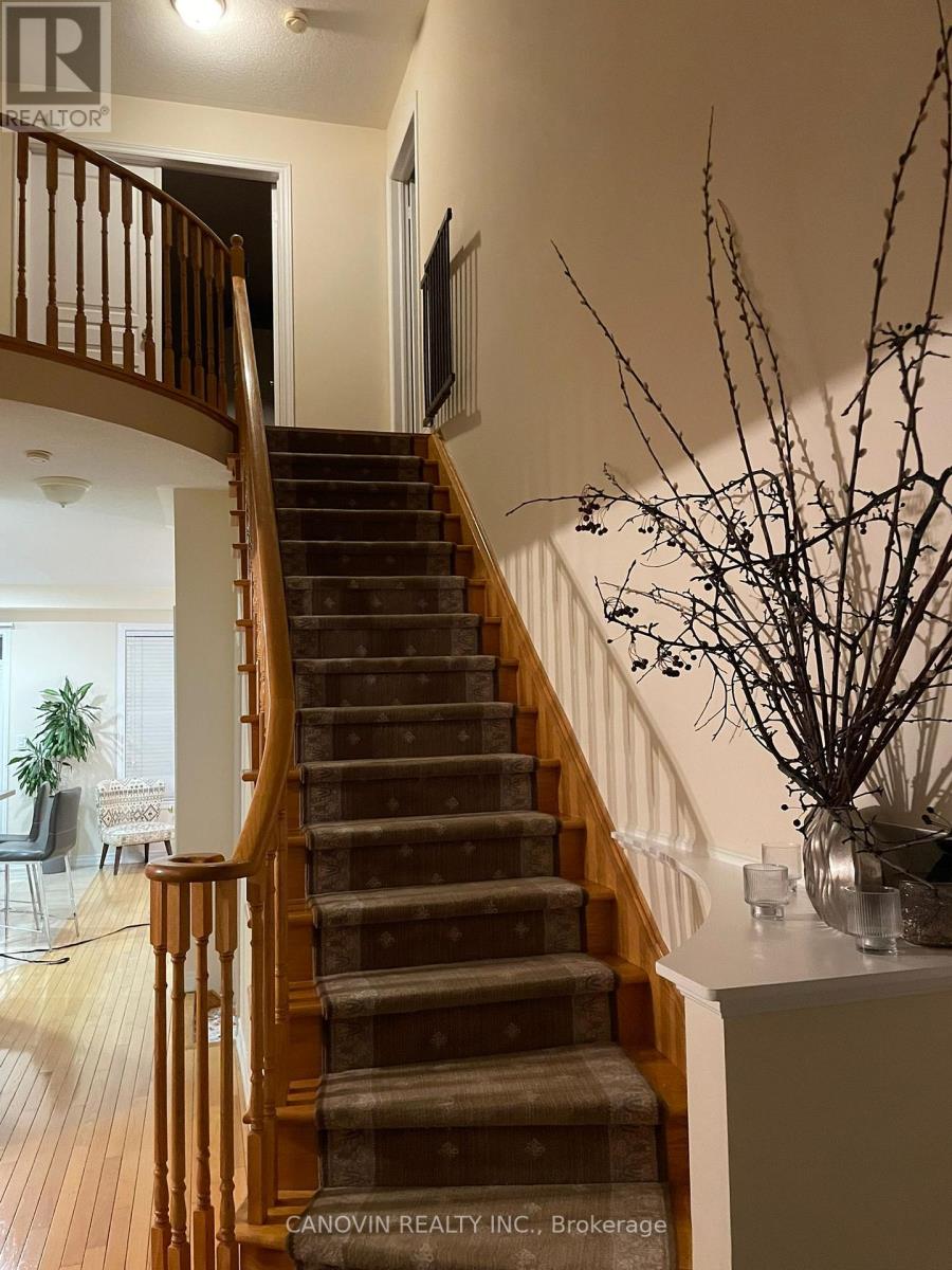 17 Waldron Crescent, Richmond Hill, Ontario  L4E 4A3 - Photo 7 - N12830140