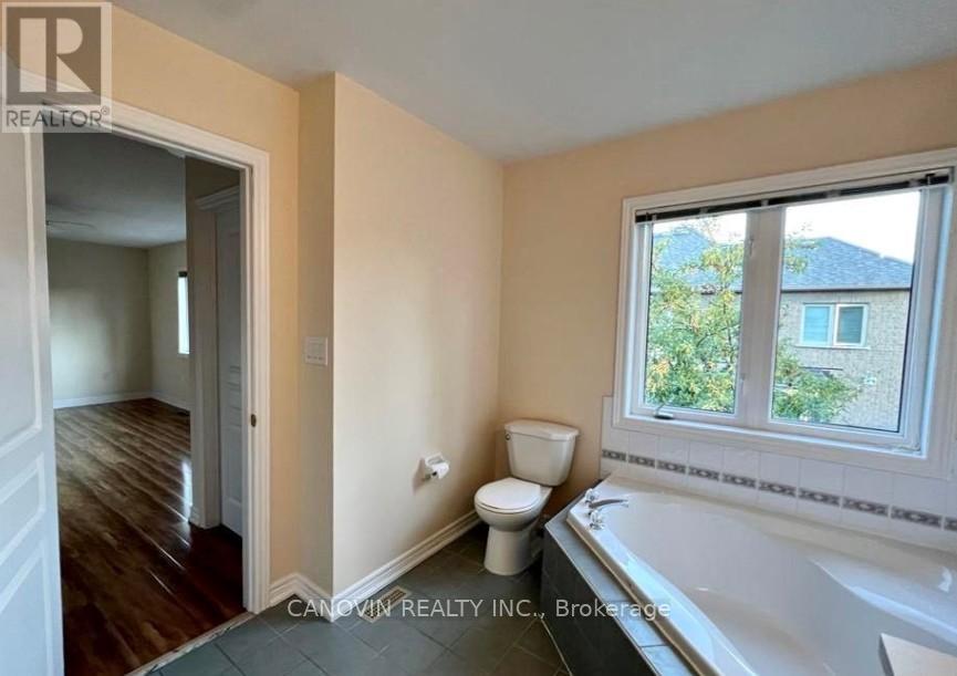 17 Waldron Crescent, Richmond Hill, Ontario  L4E 4A3 - Photo 9 - N12830140