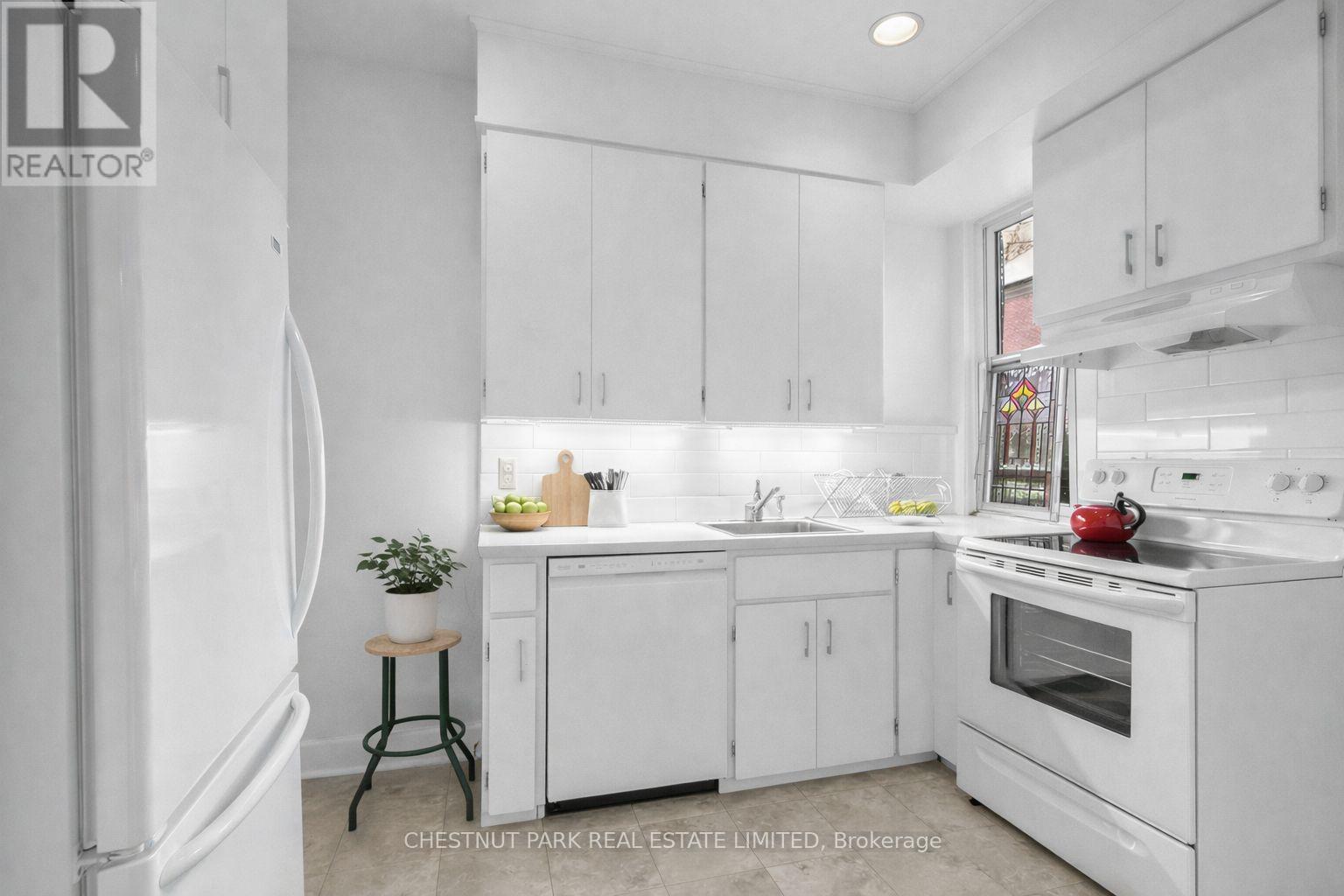 9 Maclennan Avenue, Toronto, Ontario  M4W 2Y4 - Photo 18 - C12830234