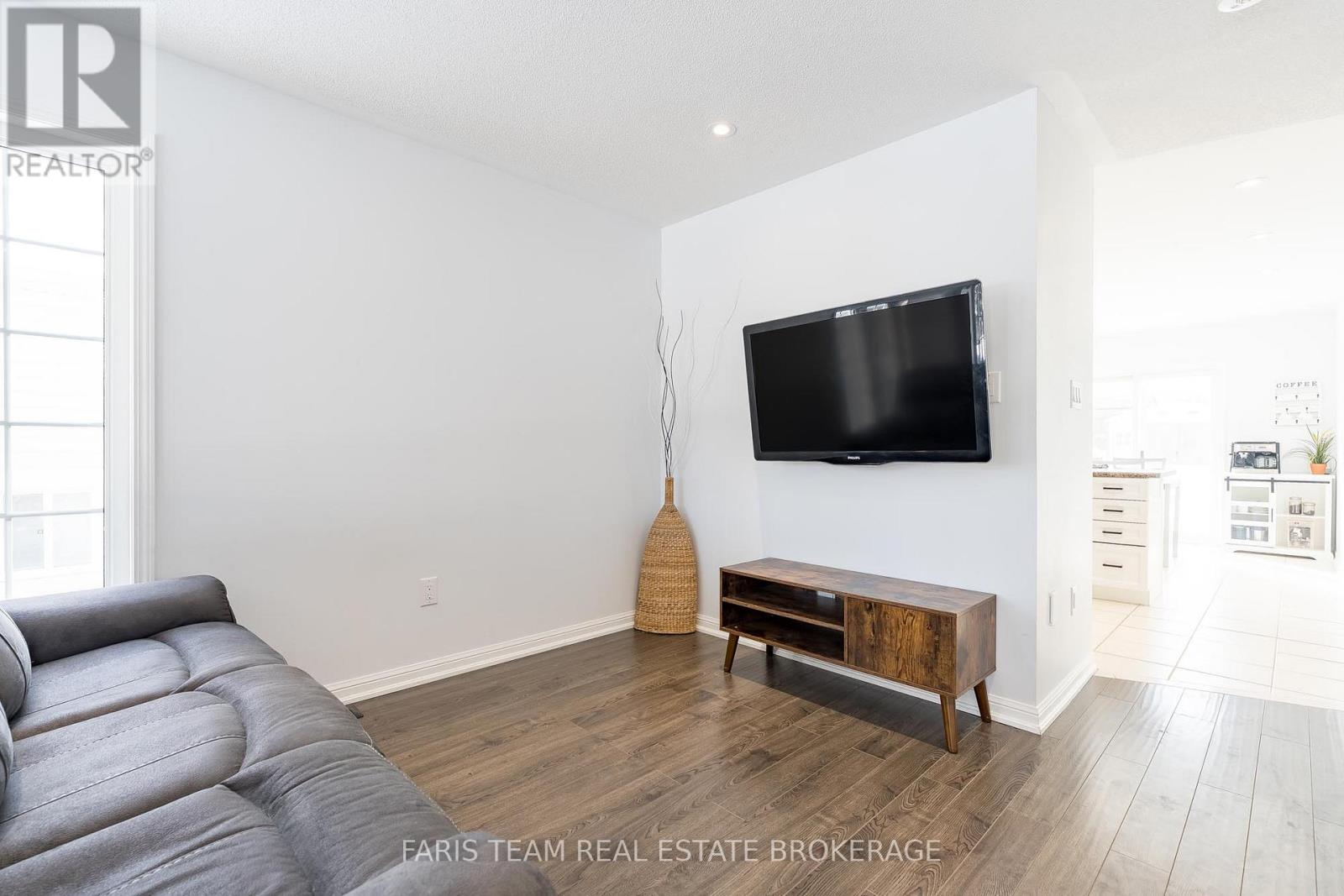 92 Wesley Avenue, Wasaga Beach, Ontario  L9Z 0B9 - Photo 11 - S12830222