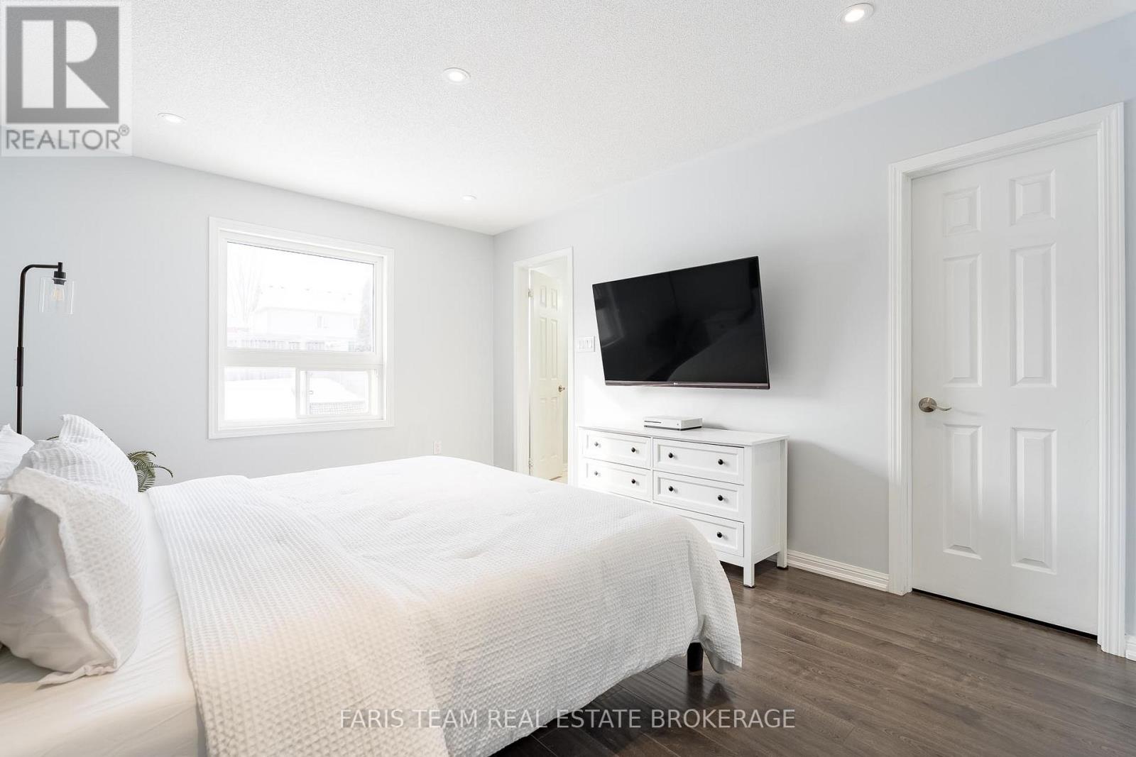 92 Wesley Avenue, Wasaga Beach, Ontario  L9Z 0B9 - Photo 13 - S12830222