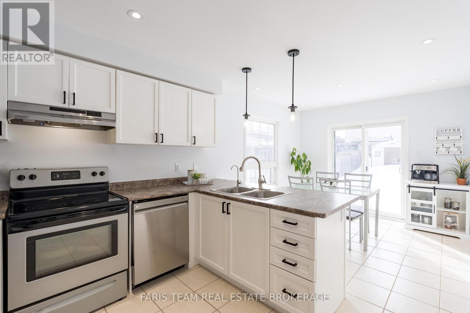 92 Wesley Avenue, Wasaga Beach, Ontario  L9Z 0B9 - Photo 5 - S12830222