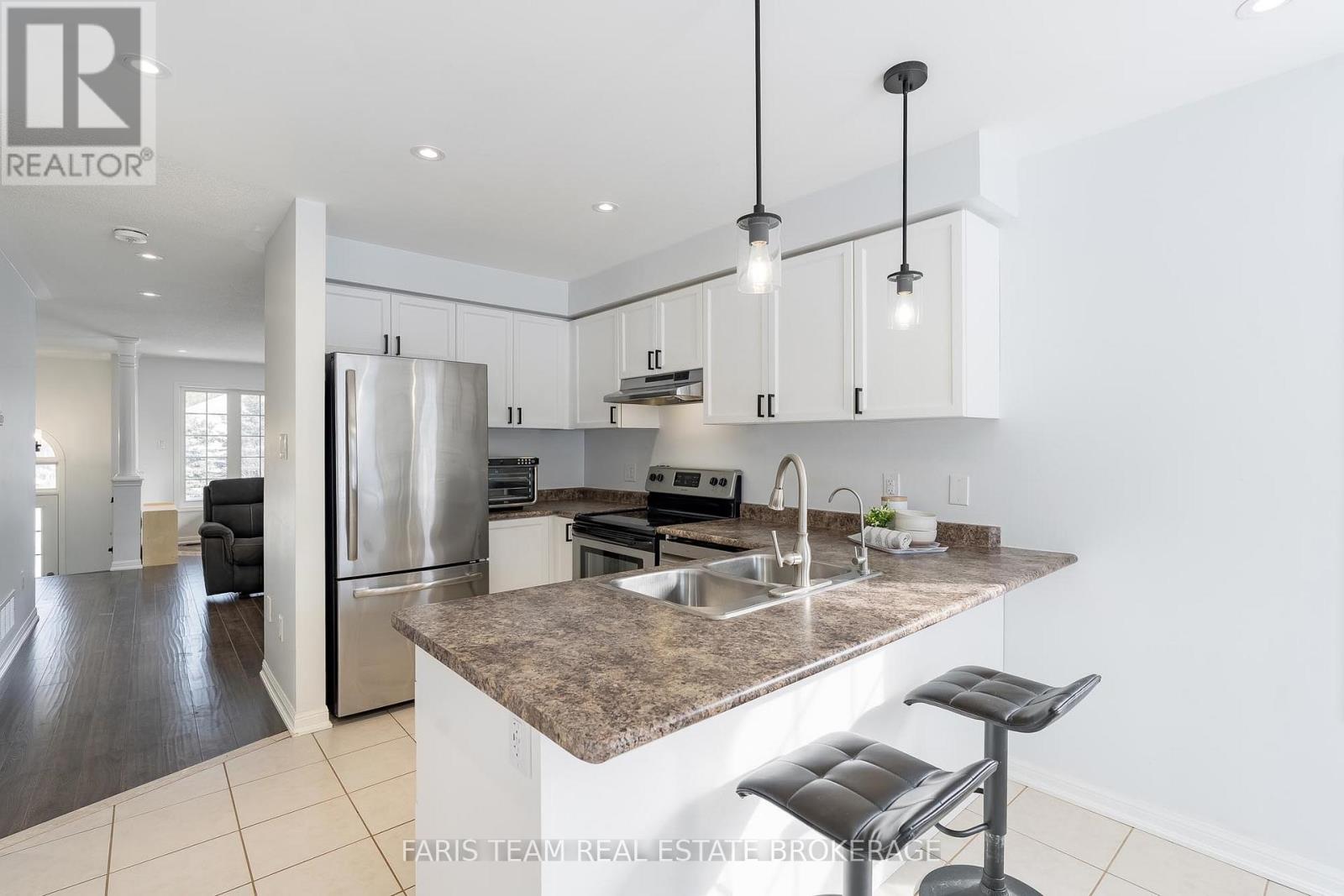 92 Wesley Avenue, Wasaga Beach, Ontario  L9Z 0B9 - Photo 6 - S12830222