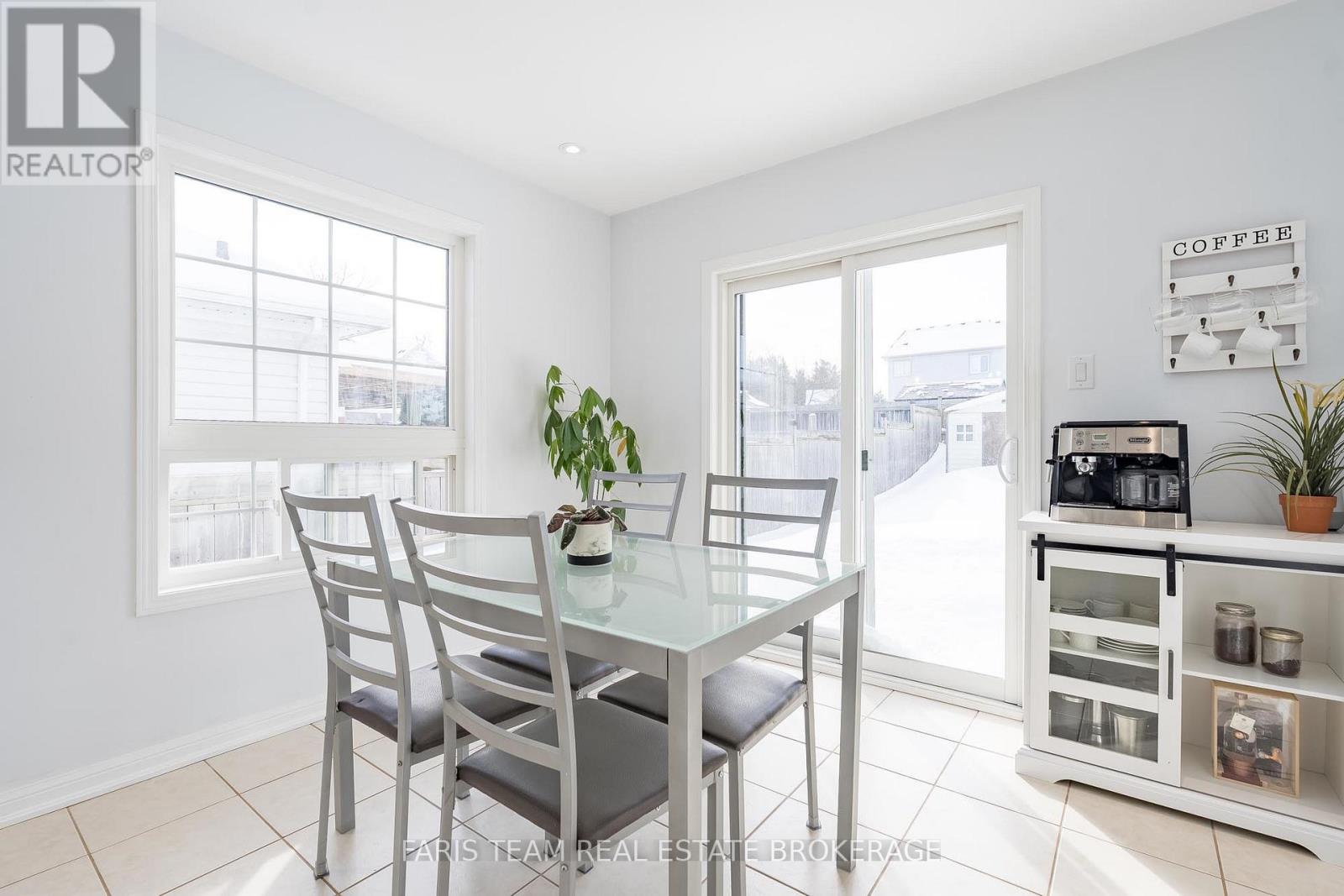 92 Wesley Avenue, Wasaga Beach, Ontario  L9Z 0B9 - Photo 8 - S12830222