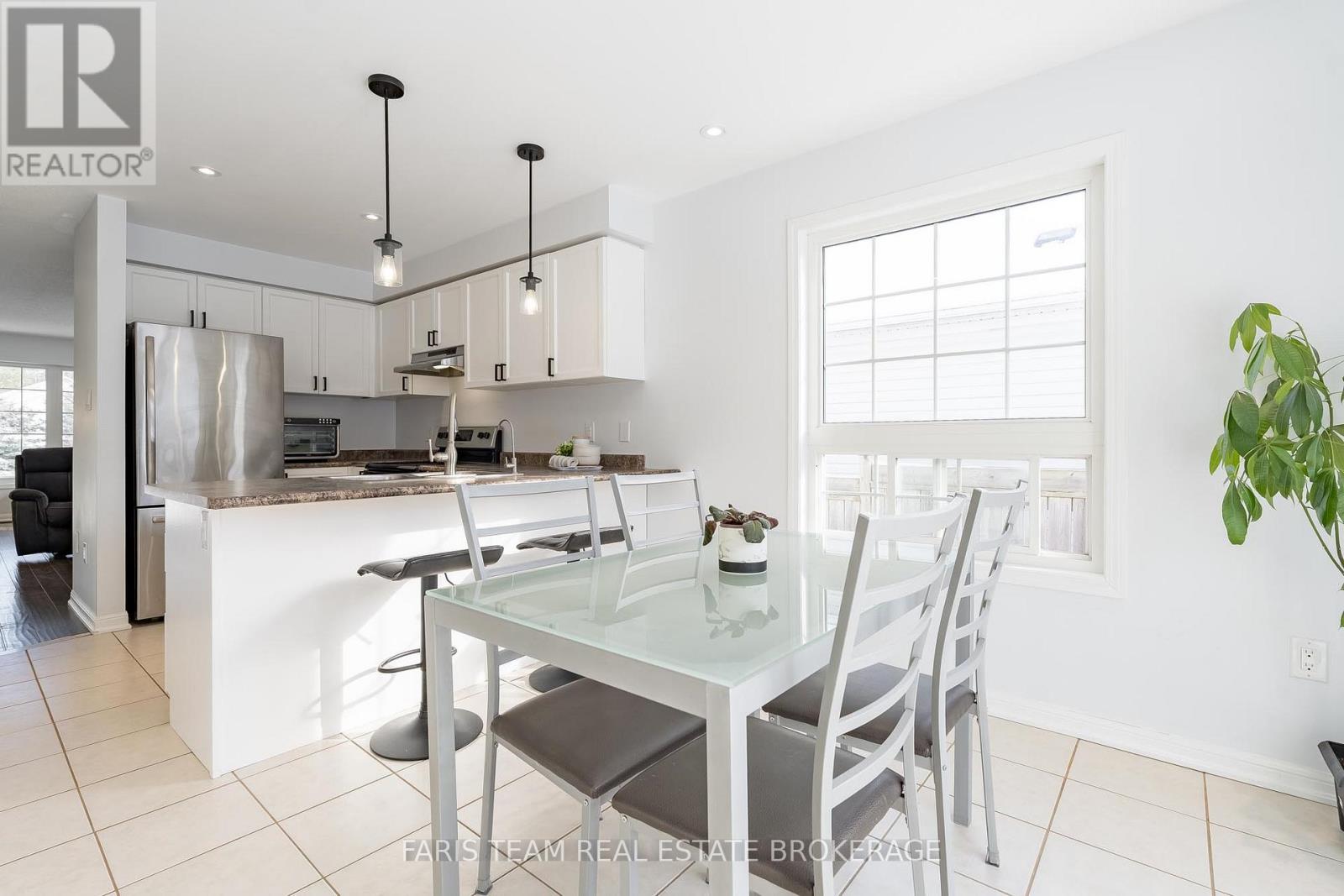 92 Wesley Avenue, Wasaga Beach, Ontario  L9Z 0B9 - Photo 9 - S12830222