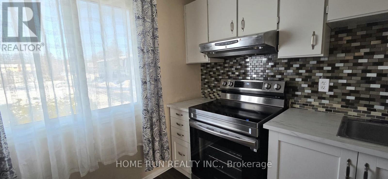 1994 Greenway Parkway, Ottawa, Ontario K1B 5A8 - Photo 10 - X12830262