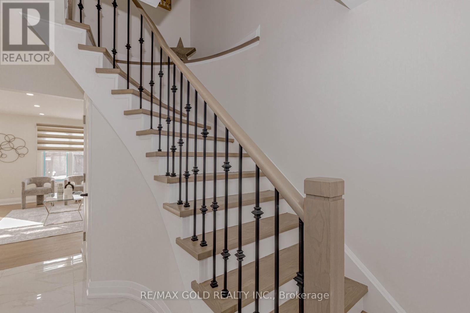 78 Deerpark Crescent, Brampton, Ontario  L6X 2T7 - Photo 3 - W12830254