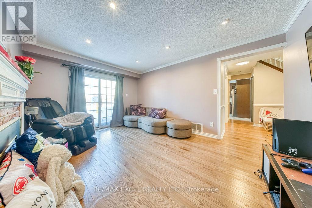 3031 Kilbride Court, Mississauga, Ontario  L5N 3C5 - Photo 10 - W12830266