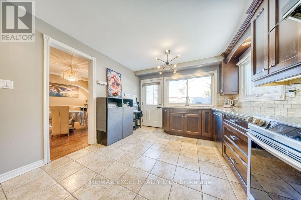 3031 Kilbride Court, Mississauga, Ontario  L5N 3C5 - Photo 17 - W12830266