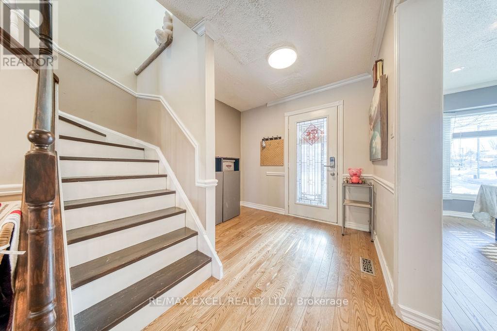 3031 Kilbride Court, Mississauga, Ontario  L5N 3C5 - Photo 4 - W12830266