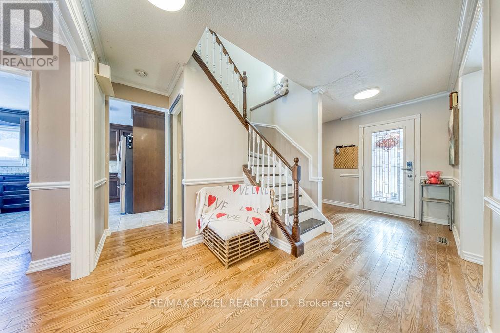 3031 Kilbride Court, Mississauga, Ontario  L5N 3C5 - Photo 5 - W12830266