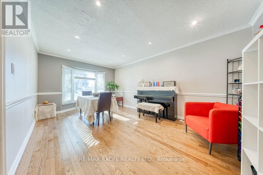 3031 Kilbride Court, Mississauga, Ontario  L5N 3C5 - Photo 6 - W12830266