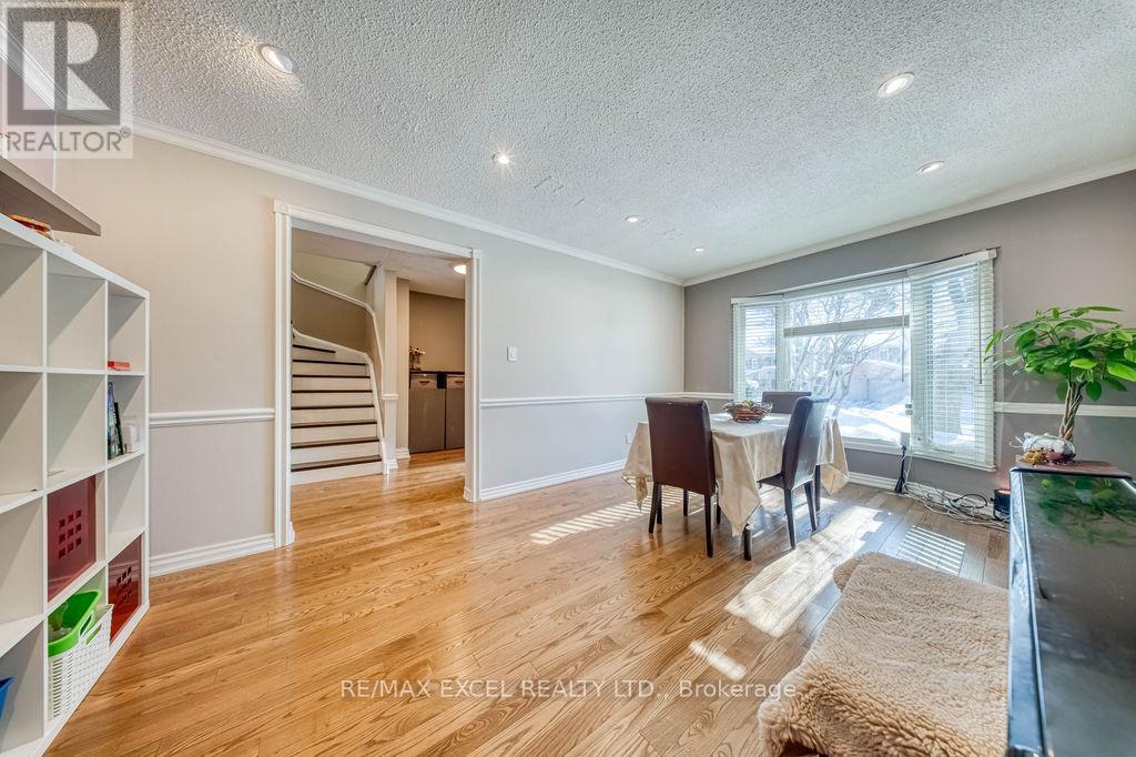 3031 Kilbride Court, Mississauga, Ontario  L5N 3C5 - Photo 8 - W12830266