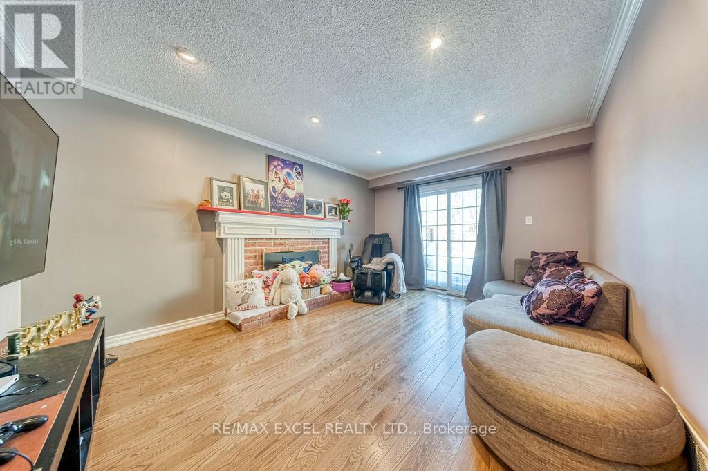 3031 Kilbride Court, Mississauga, Ontario  L5N 3C5 - Photo 9 - W12830266