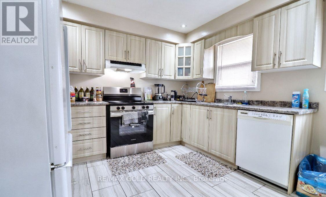 Upper Level - 28 Poinsettia Place, Brampton, Ontario  L6S 3S1 - Photo 3 - W12828388