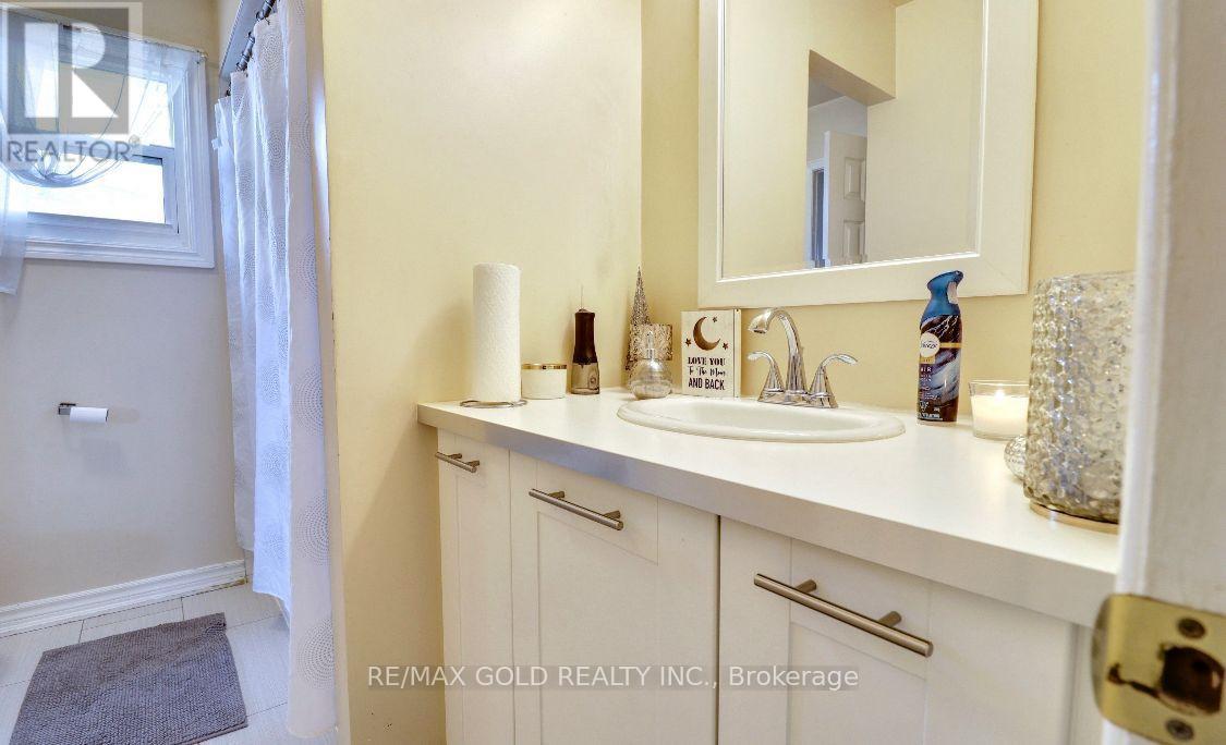 Upper Level - 28 Poinsettia Place, Brampton, Ontario  L6S 3S1 - Photo 7 - W12828388