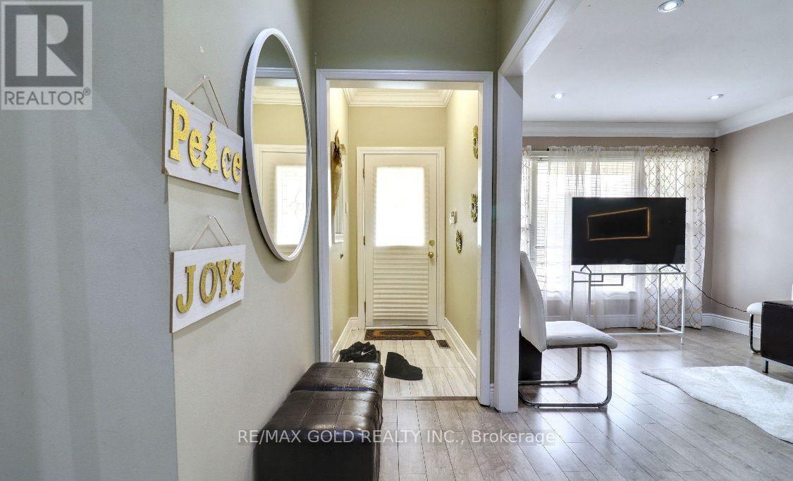 Upper Level - 28 Poinsettia Place, Brampton, Ontario  L6S 3S1 - Photo 9 - W12828388