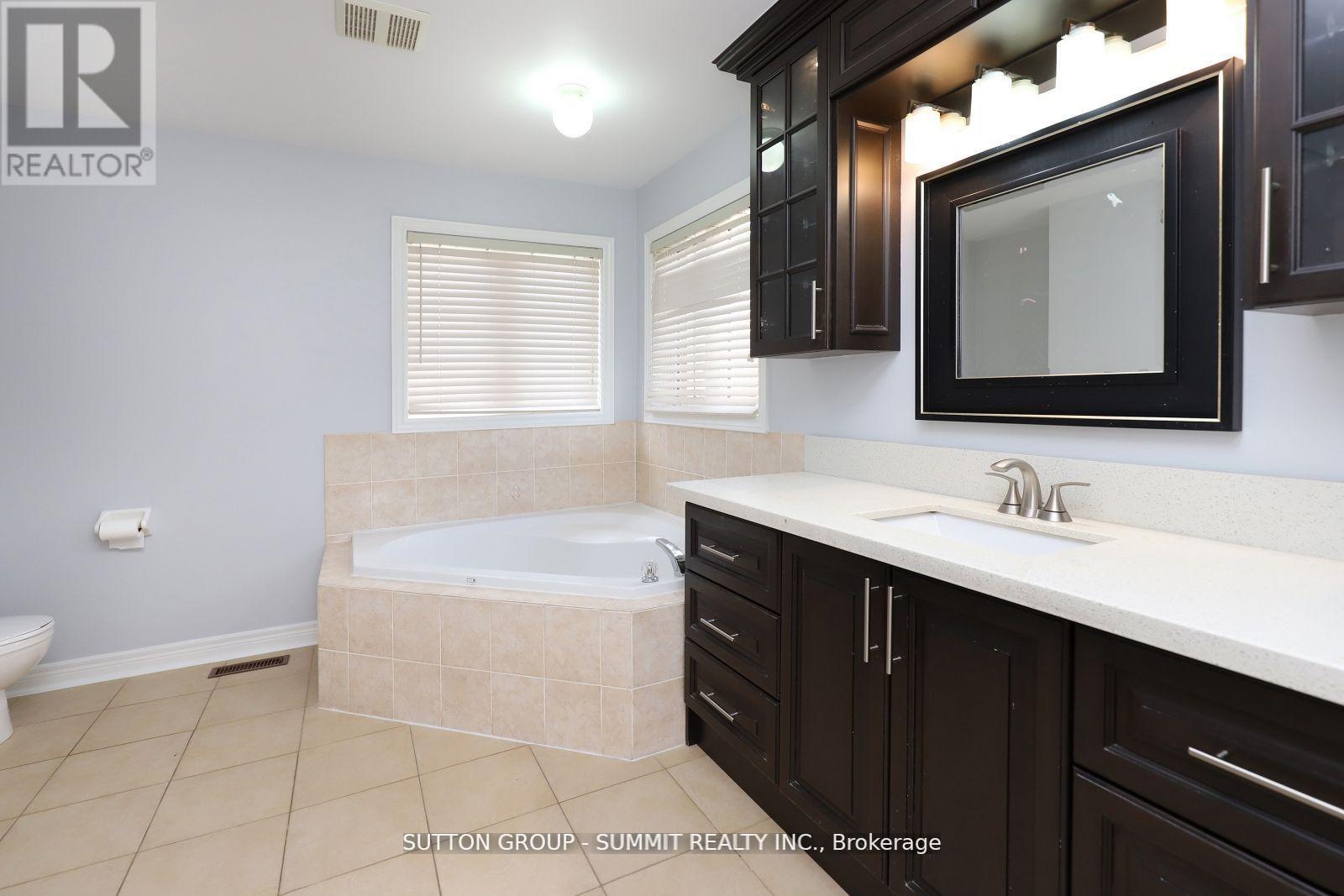 Upper - 1087 Abbott Street, Milton (De Dempsey), Ontario  L9T 5P5 - Photo 23 - W12830340