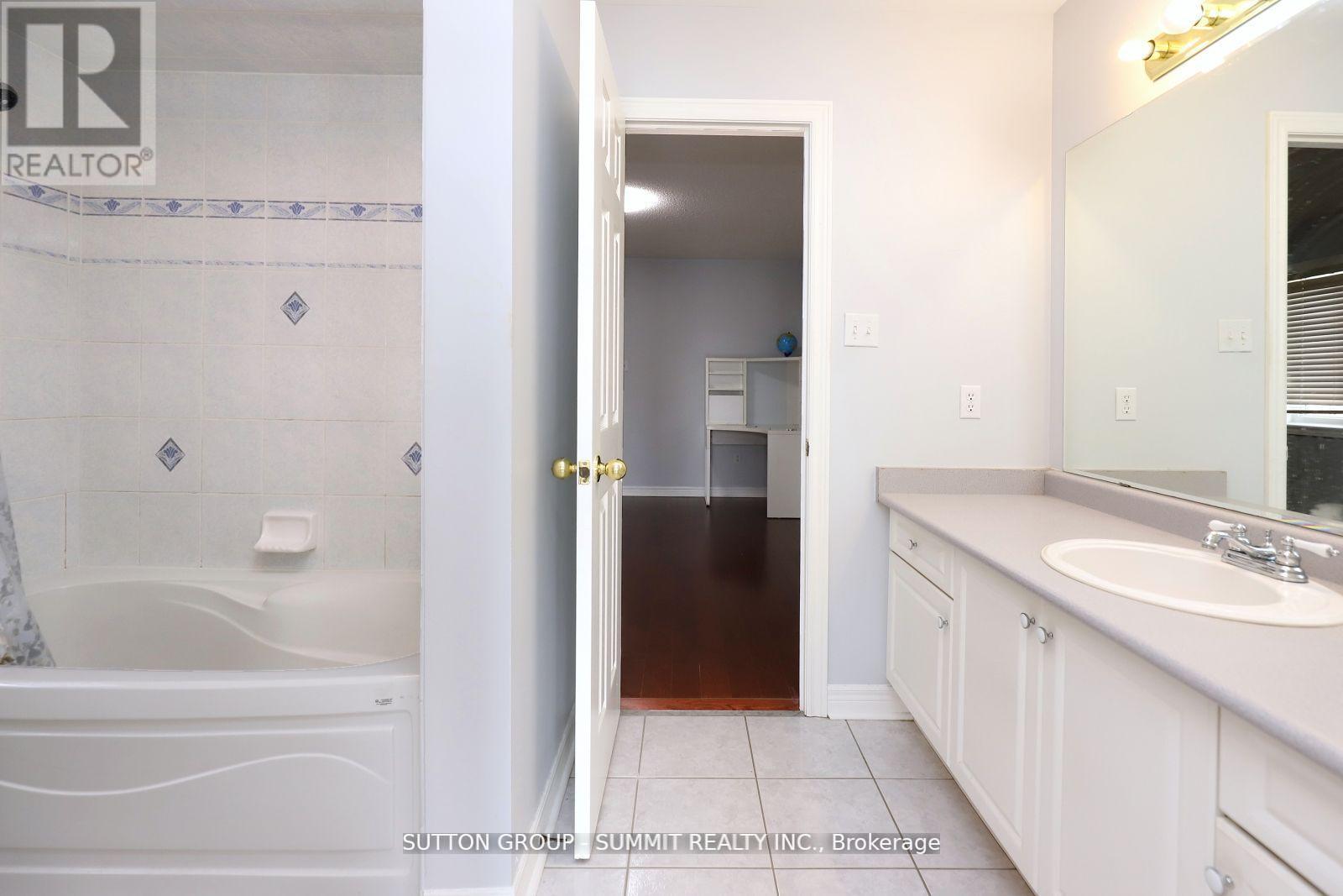 Upper - 1087 Abbott Street, Milton (De Dempsey), Ontario  L9T 5P5 - Photo 25 - W12830340