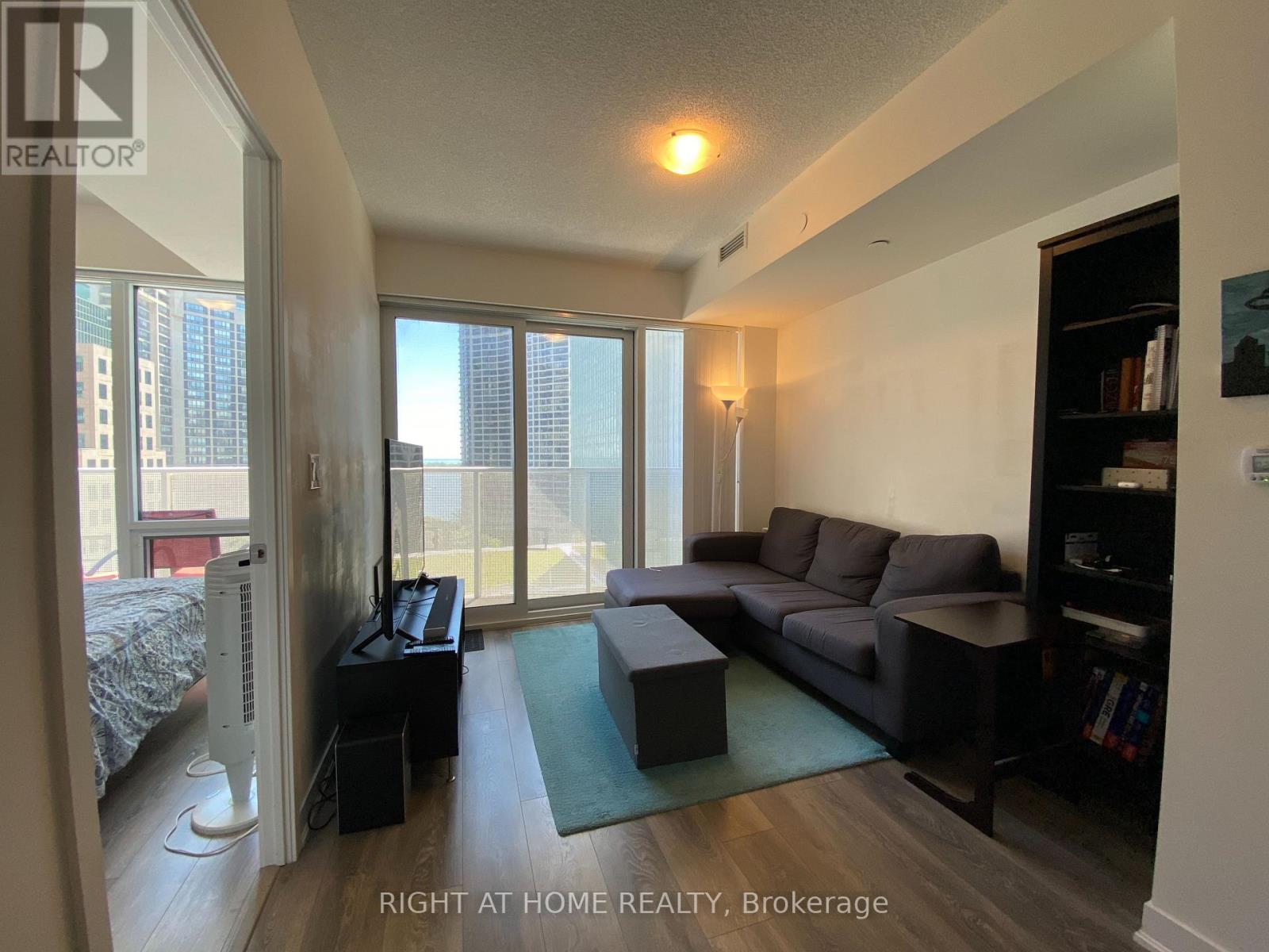 1608 - 88 Harbour Street, Toronto, Ontario  M5G 0C3 - Photo 6 - C12830360