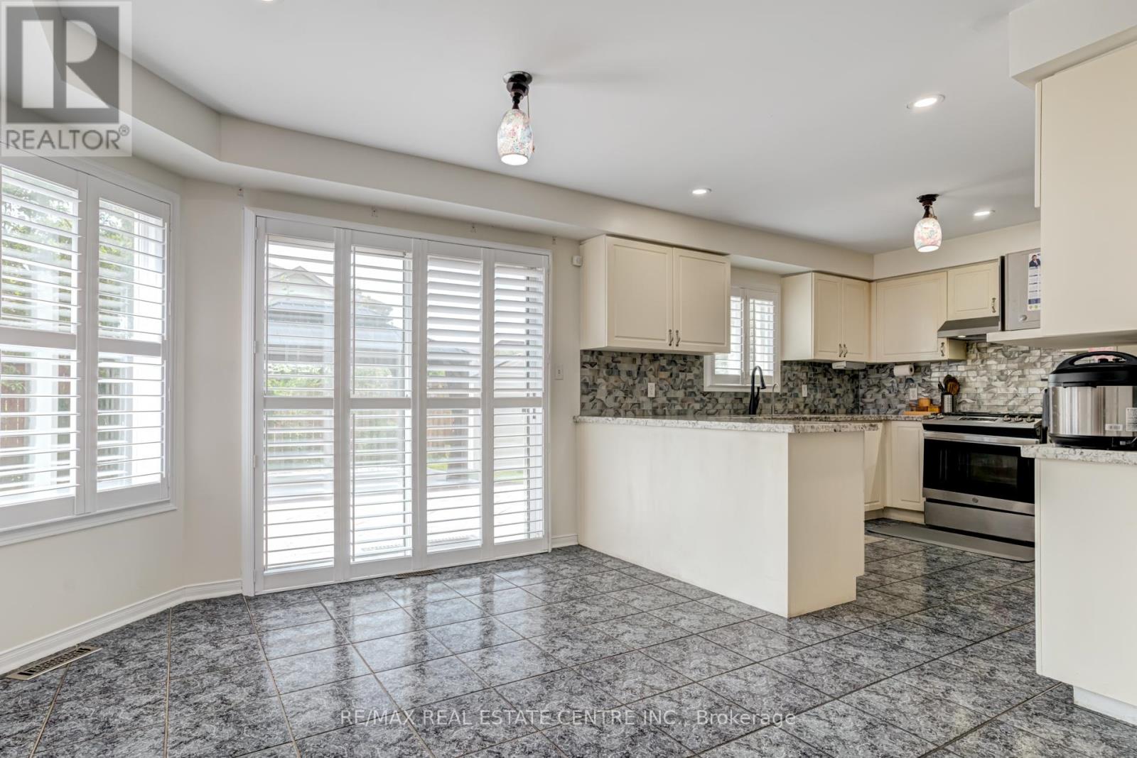 Upper - 5418 Loonlake Avenue, Mississauga, Ontario  L5V 2E1 - Photo 9 - W12830350