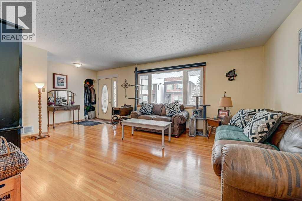 1455 Russell Road Ne, Calgary, Alberta  T2E 5N2 - Photo 3 - A2281134