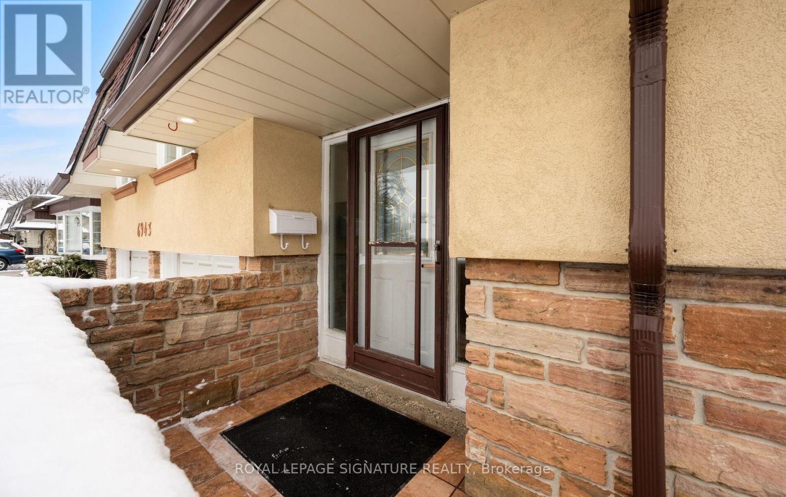 6943 Estoril Road, Mississauga, Ontario  L5N 1N3 - Photo 4 - W12830318