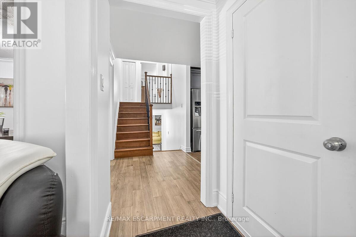 28 Tara Court, Hamilton, Ontario  L8K 6E6 - Photo 4 - X12830390