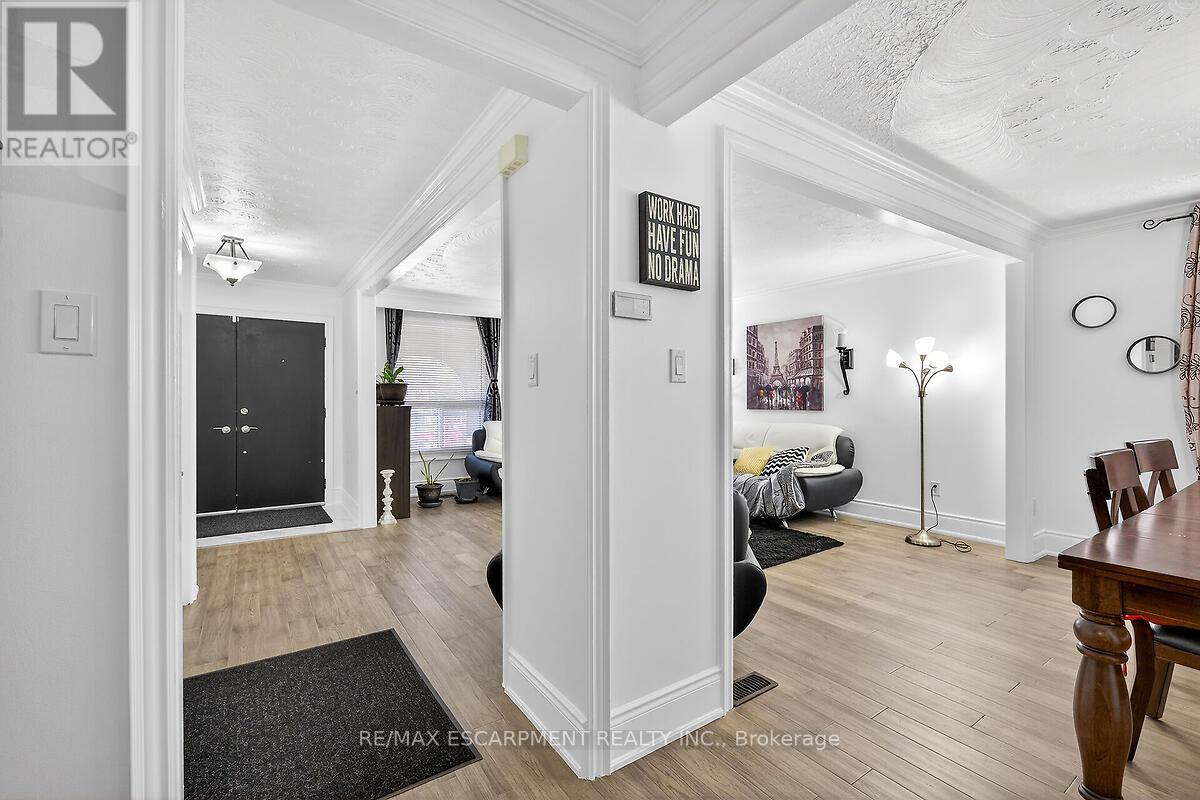 28 Tara Court, Hamilton, Ontario  L8K 6E6 - Photo 5 - X12830390