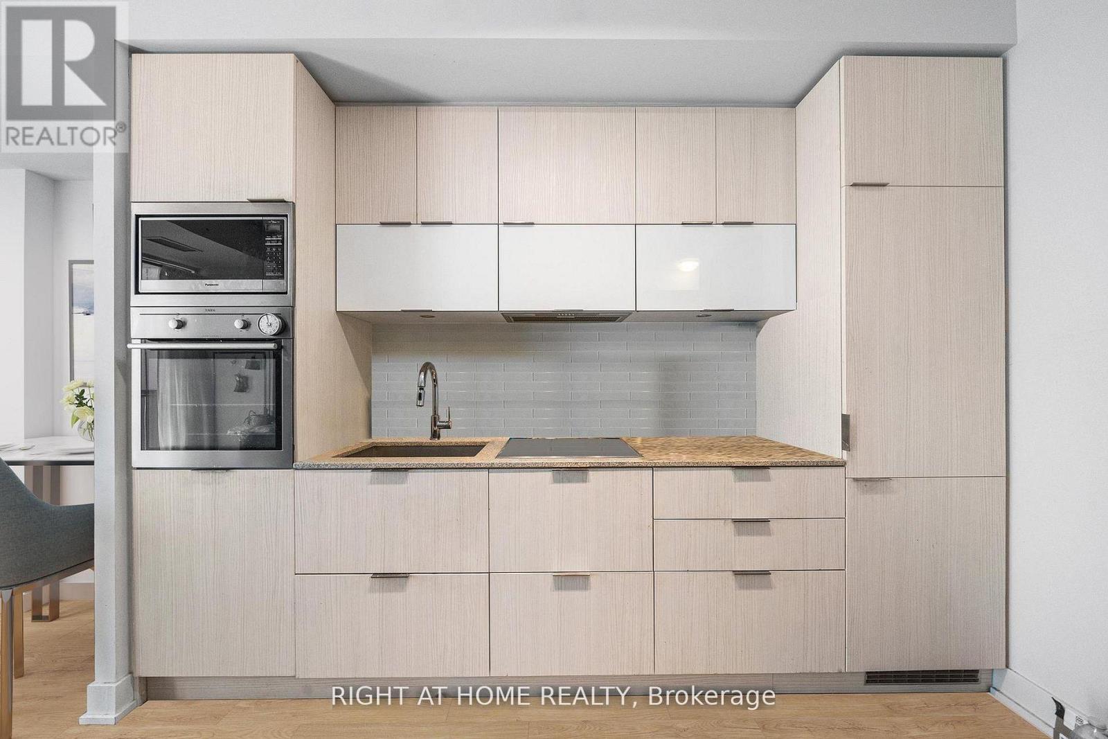 1611 - 318 Richmond Street W, Toronto, Ontario  M5V 1X2 - Photo 5 - C12830400