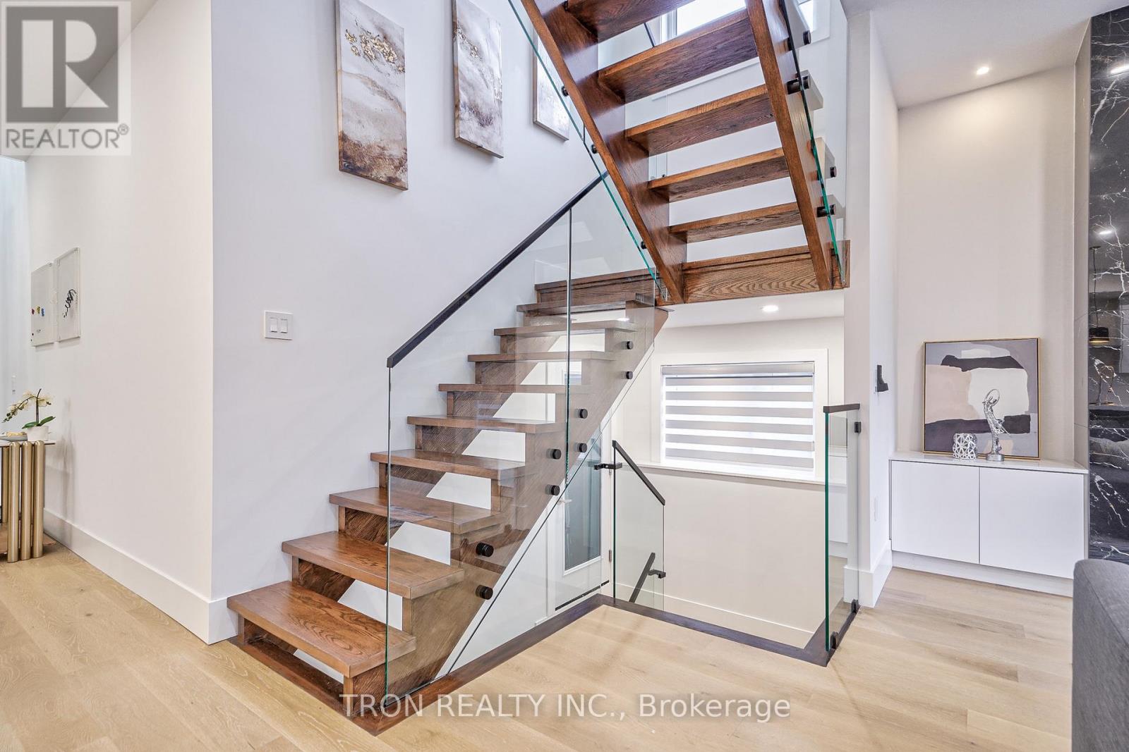 38 Uno Drive, Toronto, Ontario  M8Z 3N8 - Photo 10 - W12830416