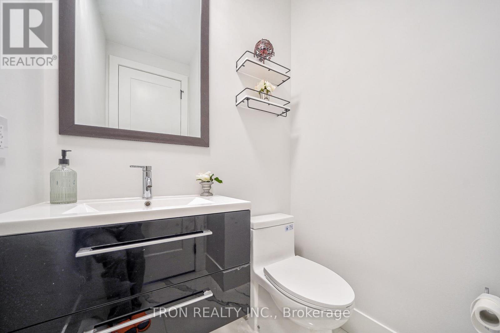 38 Uno Drive, Toronto, Ontario  M8Z 3N8 - Photo 11 - W12830416