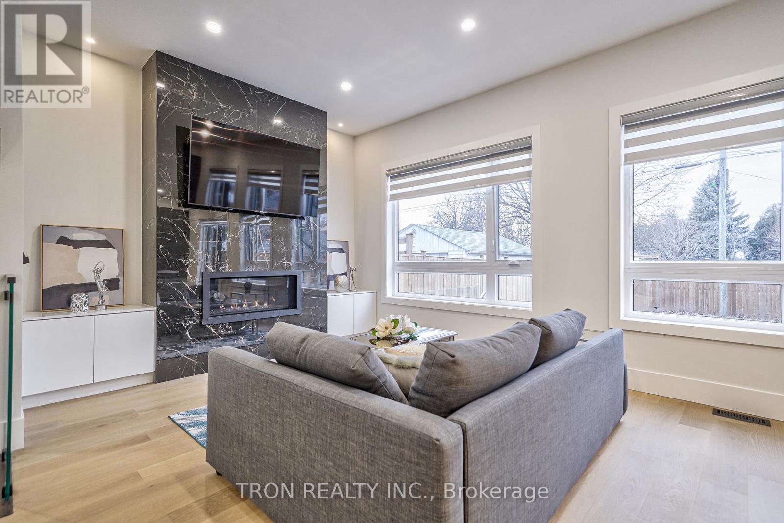 38 Uno Drive, Toronto, Ontario  M8Z 3N8 - Photo 12 - W12830416