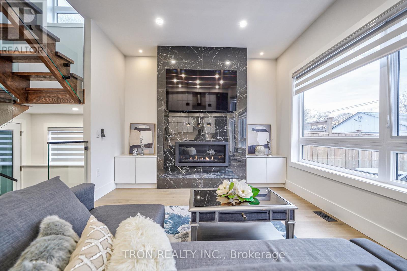 38 Uno Drive, Toronto, Ontario  M8Z 3N8 - Photo 13 - W12830416