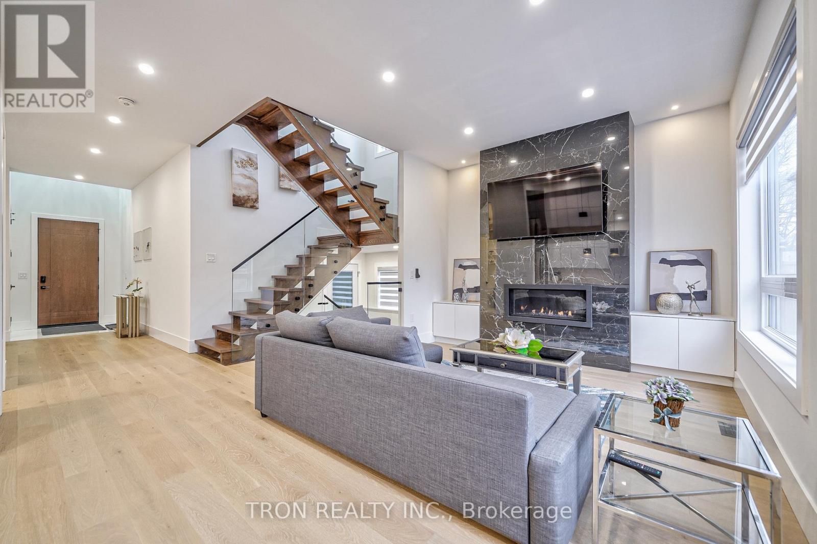 38 Uno Drive, Toronto, Ontario  M8Z 3N8 - Photo 14 - W12830416