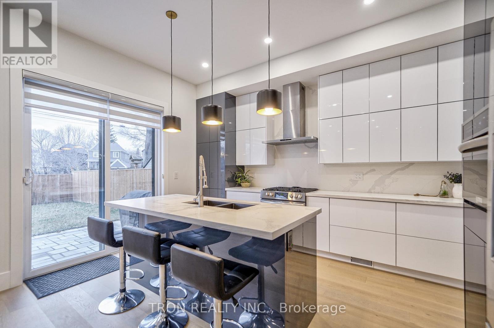 38 Uno Drive, Toronto, Ontario  M8Z 3N8 - Photo 16 - W12830416