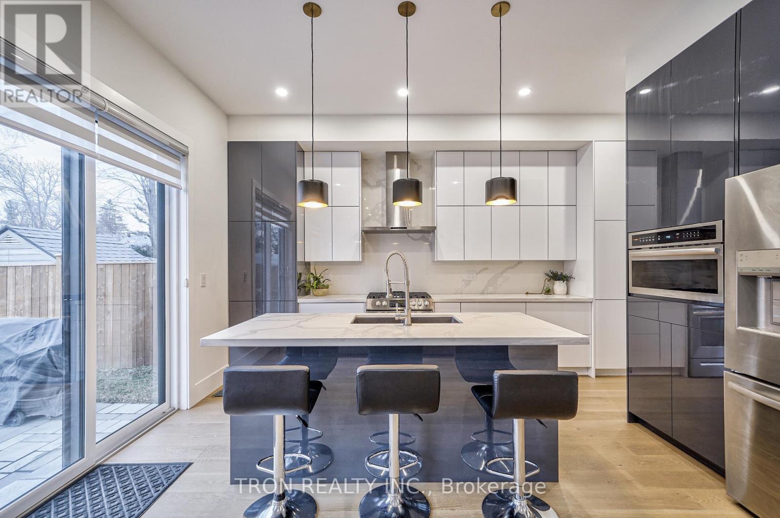 38 Uno Drive, Toronto, Ontario  M8Z 3N8 - Photo 17 - W12830416